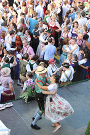 Magnus Kaindl und Tanzmeisterin Katharina Mayer (©Foto: Martin Schmitz)